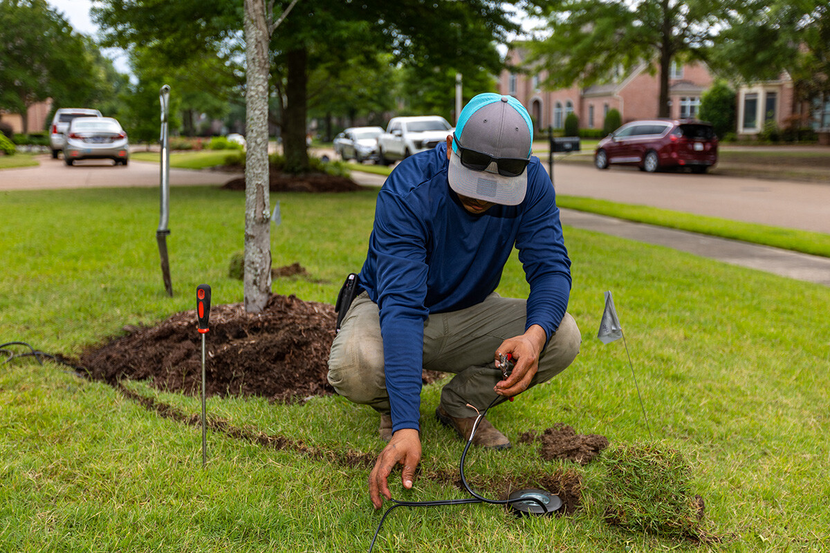 outdoor landscape lighting installation in front yard