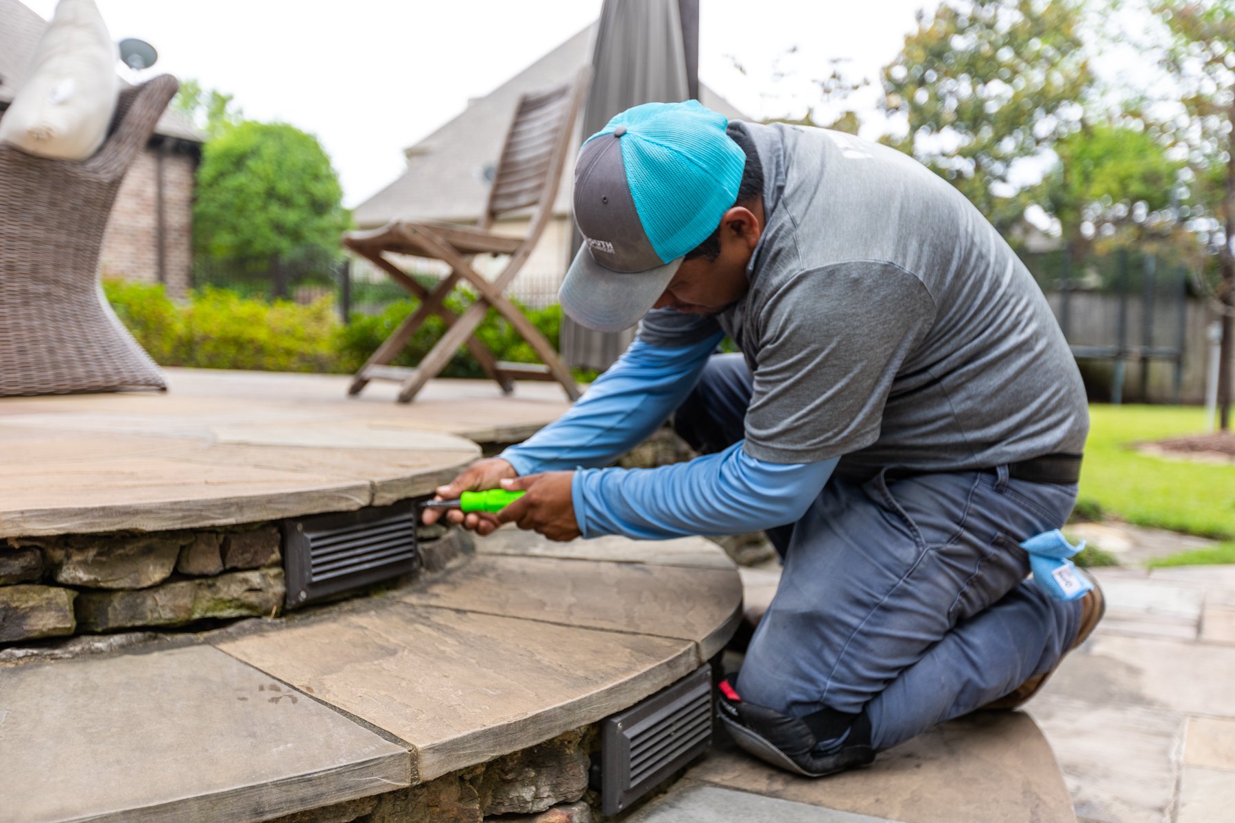 outdoor landscape lighting installation team 9